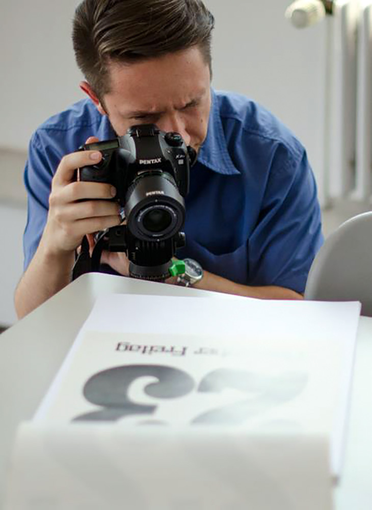 Tobias Köngeter beim Fotografieren