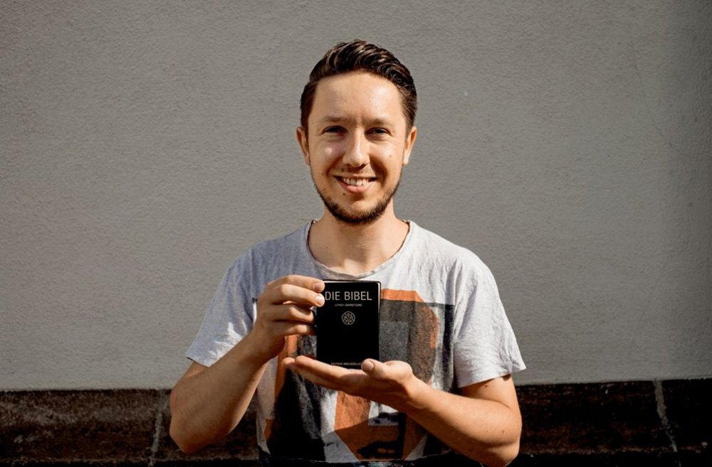 Tobias Köngeter mit einer Senfkornbibel